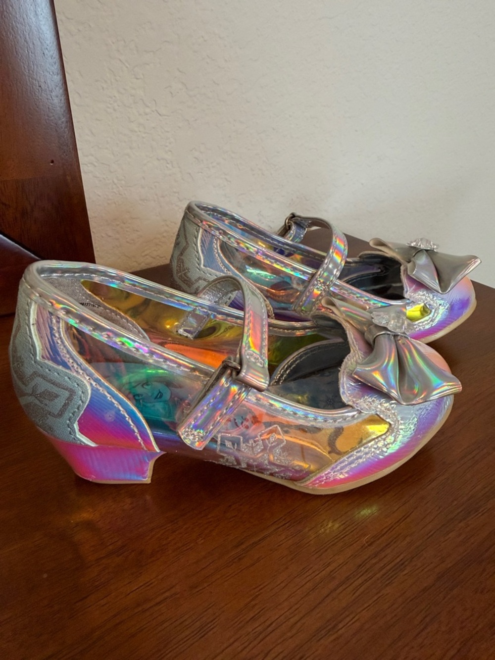 Disney Iridescent Silver Frozen Mary Jane Shoes with Bow Size 8 Kids - Picture 4 of 15